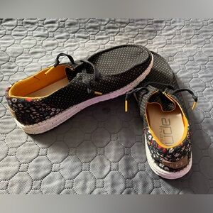Womens Hey Dudes Size 9